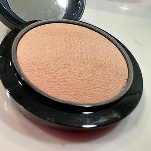 Like new- MAC Mineralized SkinFinish in Medium Plus